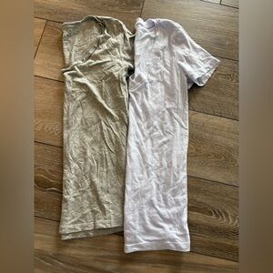 Set of Two V-Neck T-Shirts in Gray and Purple XS